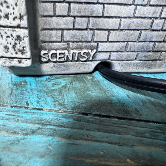 Harry Potter Platform 9 3/4 Scentsy Warmer Full Size Brand New Discontinued - Picture 12 of 16